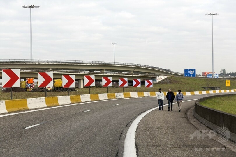 ベルギー国際空港で2度の爆発、死者14人 負傷者90人以上