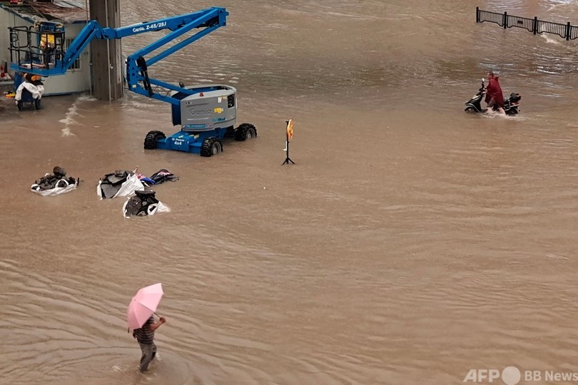 中国中部、豪雨で地下鉄に浸水 12人死亡