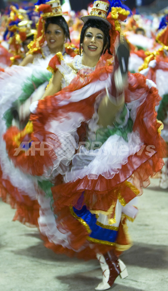 ブラジル・リオのカーニバル、一夜目から興奮は最高潮