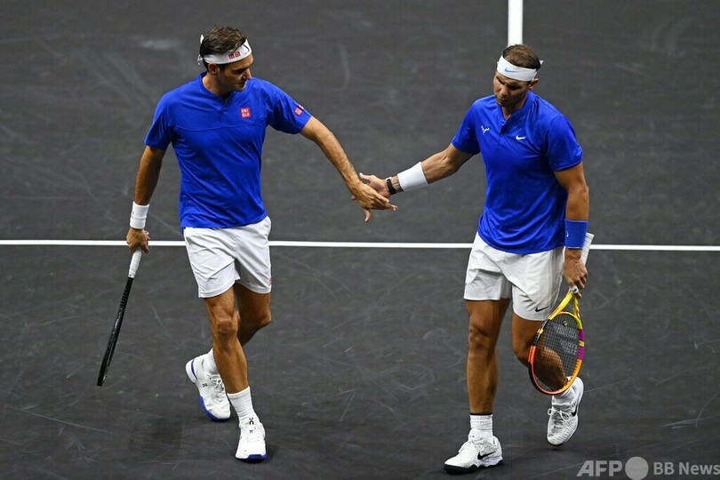 フェデラー、涙の現役引退 盟友ナダルとダブルスで幕
