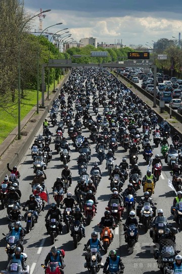 道路を埋め尽くすバイク乗り 中古バイク点検法案に抗議 仏パリ 写真17枚 国際ニュース Afpbb News