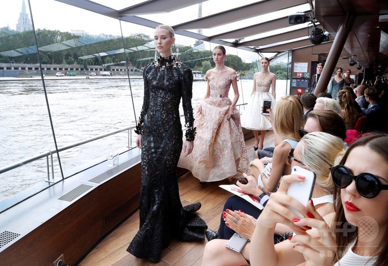 セーヌ川の船上でファッションショー 写真31枚 国際ニュース Afpbb News