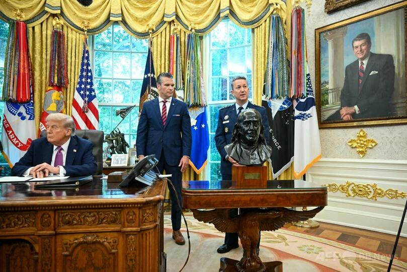 米ホワイトハウス大統領執務室で、国防総省の呼称として「戦争省」を使うことを認める大統領令に署名するドナルド・トランプ大統領と見守るピート・ヘグセス国防長官ら（2025年9月5日撮影）。(c)Mandel NGAN/AFP