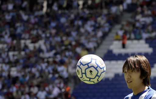 エスパニョール 中村俊輔の入団会見 写真15枚 国際ニュース：AFPBB News