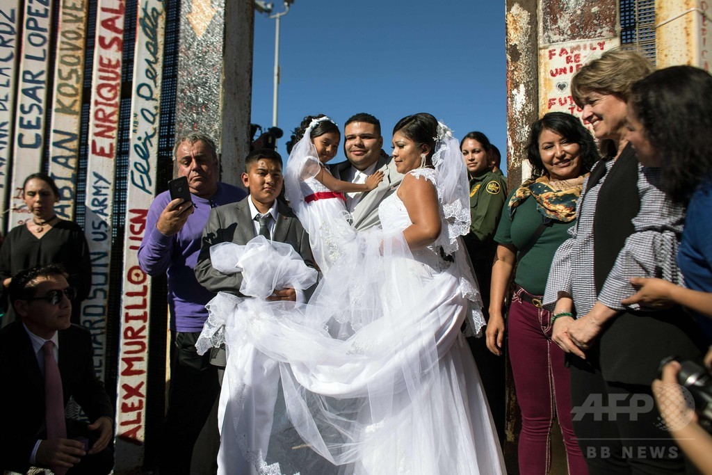 愛に国境なし 米メキシコ間のフェンス開放し結婚式 写真8枚 国際ニュース Afpbb News