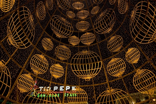 スペインのクリスマス、夜空に浮かぶ巨大な球体 写真13枚 国際ニュース