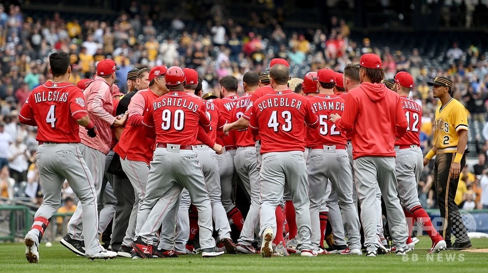 Mlbで両軍総出の大乱闘 レッズのプイグら5人に退場処分 写真3枚 国際ニュース Afpbb News