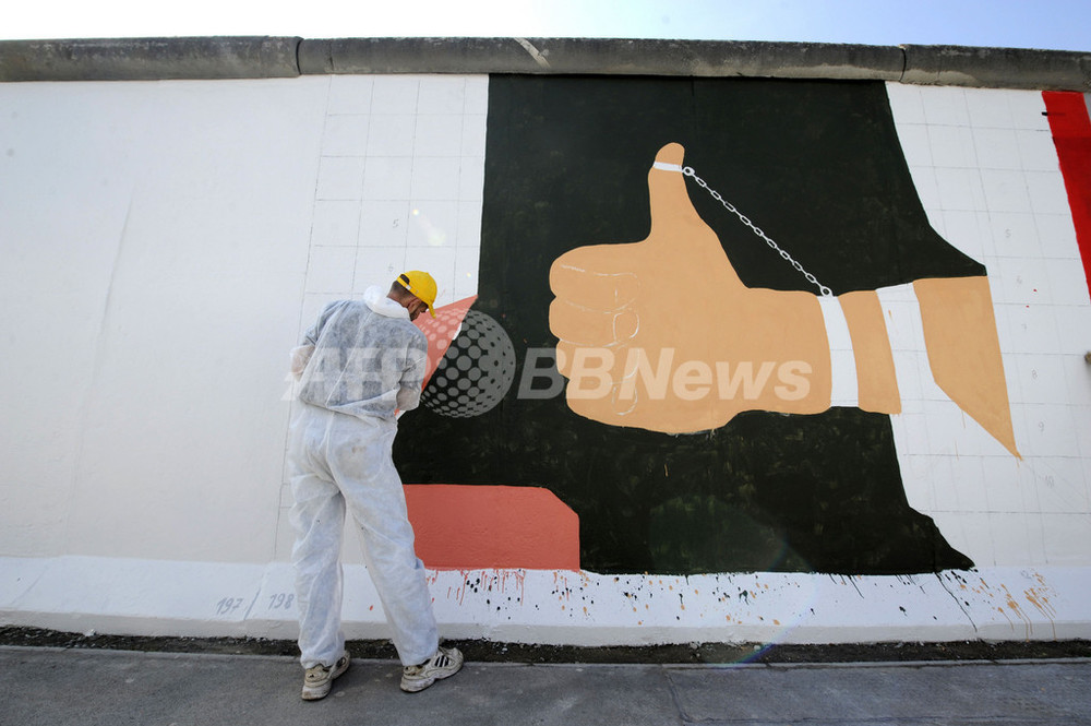 ベルリンの壁崩壊からもうすぐ周年 芸術家ら壁の絵を修復 写真5枚 国際ニュース Afpbb News