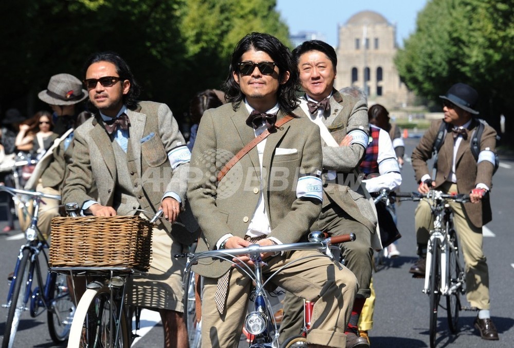 ツイードジャケット着て自転車を楽しむ「ツイードラン」、快晴のなか