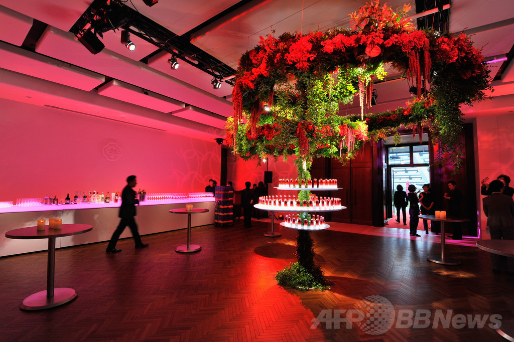 東信氏の作品で鮮やかな赤を表現、「SHISEIDO」新美容液