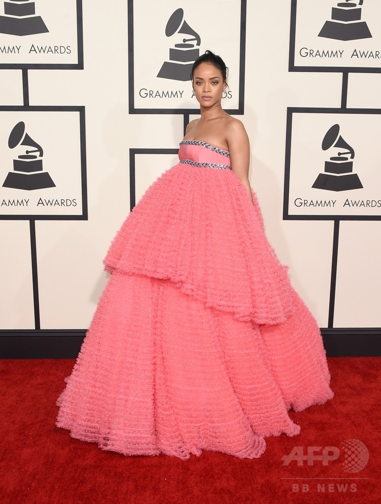 ネットでは賛否両論、リアーナのフワフワわたあめドレス