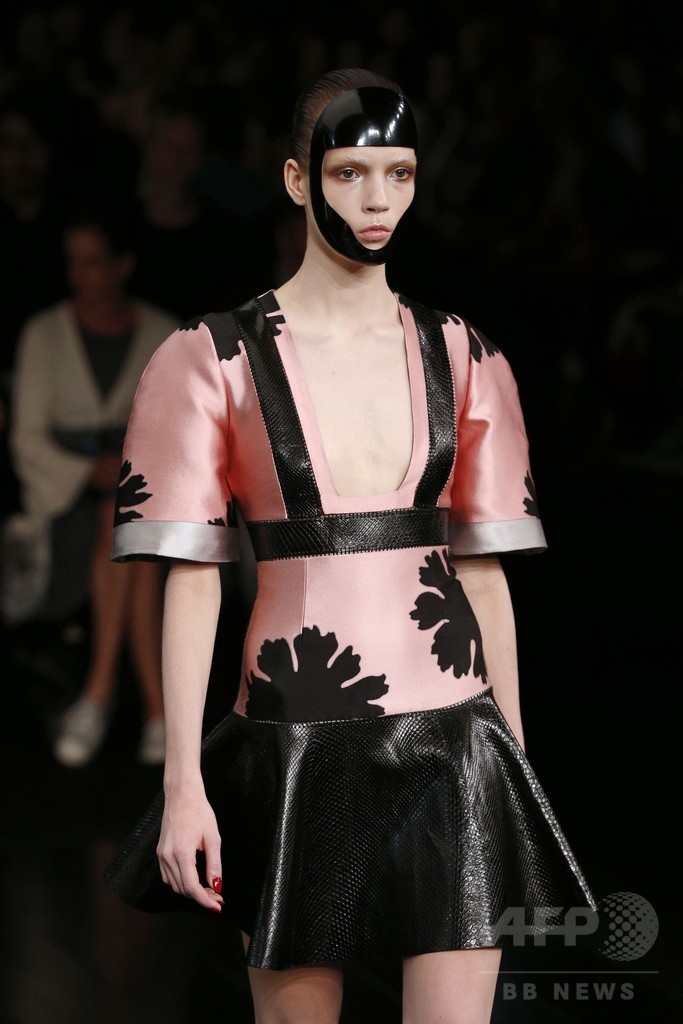 アンティークの着物をモチーフに、「アレキサンダー・マックイーン」15年春夏 