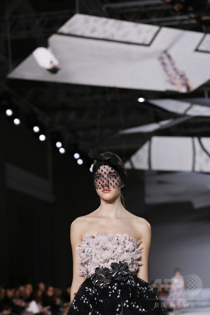 モノトーンに花飾りとレースを添えて、「ジャンバティスタ・ヴァリ」15年春夏オートクチュール