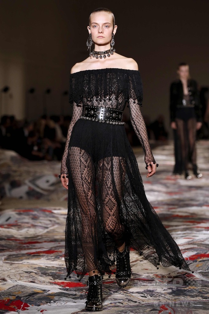 「アレキサンダー・マックイーン」17年春