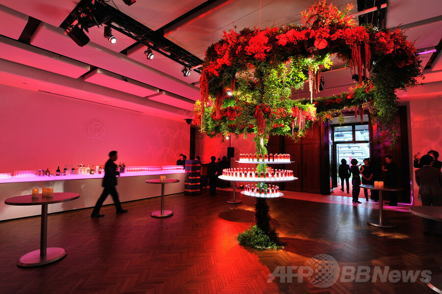 東信氏の作品で鮮やかな赤を表現、「SHISEIDO」新美容液
