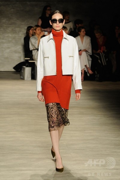 足元はサラ・ジェシカの「SJP」シューズ、「トーメ」15/16年秋冬