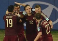 サッカーW杯ブラジル大会（2014 World Cup）グループH、ロシア対韓国。アレクサンドル・ケルジャコフ（Alexander Kerzhakov、左から2人目）が決めた同点ゴールを喜び合うロシアの選手（2014年6月17日撮影）。(c)AFP/PEDRO UGARTE