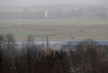 仏パリ（Paris）北東郊外のダマルタンアンゴエル（Dammartin-en-Goele）で、人質立てこもり事件が起きた建物の近くに待機する警察のヘリコプターと車両（2015年1月9日撮影）。(c)AFP/JOEL SAGET