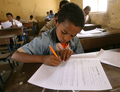 写真は29日、キダルで中学校の入学試験を受ける小学生たち。(c)AFP/KAMBOU SIA
