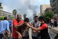 エジプト・カイロ（Cairo）で軍に解任されたムハンマド・モルシ（Mohamed Morsi）前大統領の支持者らが続けていた座り込みの抗議デモは14日、治安部隊が強制排除に乗り出し、多数の死者を出す流血の惨事となった。エジプト各地でもムスリム同胞団（Muslim Brotherhood）と治安部隊が衝突。エジプト保健省は15日、全国で少なくとも464人が死亡したと発表した。うち421人が民間人という。

治安部隊はモルシ氏支持派が座り込みを続けていたカイロ東部のラバ・アルアダウィヤ（Rabaa al-Adawiya）モスク近くの広場と、中心部のナハダ（Nahda）広場の2か所に、夜明けとともにブルドーザーを従えて突入。軍はかねて、座り込みを止めなければ強制的に排除すると警告していた。保健省によると、各地の死者数はラバ・アルアダウィヤモスク付近で137人、ナハダ広場では57人、その他全国各地で227人となっている。

写真はカイロの強制排除の現場で、催涙ガスから逃げる人々（2013年8月14日撮影）。(c)AFP/KHALED DESOUKI