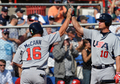 第2回ワールド・ベースボール・クラシック（%%2009 World Baseball Classic%%）強化試合、トロント・ブルージェイズ（%%Toronto Blue Jays%%）対米国。本塁に生還し、チッパー・ジョーンズ（%%Chipper Jones%%、右）とハイタッチを交わす米国のブライアン・マッカン（%%Brian McCann%%）。試合は米国が5-6でサヨナラ負けを喫した。（2009年3月4日撮影）(c)AFP/Getty Images/Al Messerschmidt
