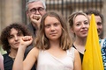 仏パリの国務院前で、環境NGO「大地の蜂起（SLT）」の解散命令に抗議するデモに参加するスウェーデンの環境活動家グレタ・トゥンベリさん（中央、2023年6月21日撮影）。(c)AFP