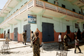 ソマリア首都モガディシオ（Mogadishu）のモナホテル（Hotel Mona）の前を歩く暫定政府軍兵士ら（2010年8月24日撮影）。(c)AFP/Abdirashid Abdulle Abikar