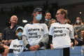 全豪オープンテニス、女子シングルス決勝。「彭帥はどこに？」Tシャツを着て試合を観戦する観客（2022年1月29日撮影）。(c)William WEST / AFP