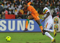 サッカー2012アフリカネイションズカップ（2012 Africa Cup of Nations）は8日、準決勝の2試合が行われ、コートジボワールは1-0でマリを下し、決勝に進出した。

得点を狙うコートジボワールのディディエ・ドログバ（Didier Drogba、2012年2月8日撮影）。(c)AFP/ISSOUF SANOGO