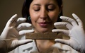 英ロンドンで発掘された古代ローマ時代の書字板（2016年6月1日撮影）。(c)AFP/DANIEL LEAL-OLIVAS