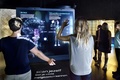 オランダのアムステルダム（Amsterdam）にオープンした「マイクロピア（Micropia）」で、来館者の体をスキャンし、存在する微生物の情報を提供する装置（2014年9月30日提供）。(c)AFP/MICROPIA/MAARTEN VAN DER WAL