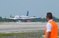 キューバのサンタクララ空港で、1961年以降初めて米国からキューバに到着した民間航空機（2016年8月31日撮影）。(c)AFP/YAMIL LAGE
