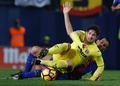 16-17スペイン1部リーグ第17節、ビジャレアル対FCバルセロナ。ボールを競るFCバルセロナのセルジオ・ブスケッツ（奥）とビジャレアルのアレシャンドレ・パト（2017年1月8日撮影）。(c)AFP/JOSE JORDAN