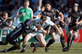 オスプリーズの選手からタックルを受けるブルゴワンの%%Rudi Coetzee%%（中央）。(c)AFP/PHILIPPE MERLE