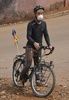 ギニアの首都コナクリで、自転車と共に写真撮影に応じるレイモンド・リーさん（2020年4月30日撮影）。(c)CELLOU BINANI / AFP