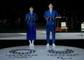 東京五輪の表彰式でスタッフが着用する衣装を身にまとうモデル（2021年6月3日撮影）。(c)ISSEI KATO / POOL / AFP