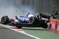 24F1第20戦メキシコシティGP決勝。クラッシュするRBの角田裕毅（2024年10月27日撮影）。(c)YURI CORTEZ/ AFP