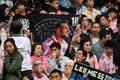 サッカー親善試合、香港選抜対インテル・マイアミ。試合を観戦に訪れたファン（2024年2月4日撮影）。(c)Peter PARKS / AFP
