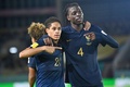 サッカーU-17W杯決勝、ドイツ対フランス。得点を決め、チームメートのバスティアン・ミュピユ（右）と喜び合うフランスのマティス・アムグー（中央、2023年12月2日撮影）。(c)Adek BERRY/AFP