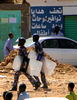 スーダンの首都ハルツーム（Khartoum）で、学生デモに対抗するため盾と警棒を手にした治安警察（2011年1月30日撮影）。(c)AFP