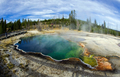 米イエローストーン国立公園（Yellowstone National Park）にあるアビス（Abyss）地熱プール。

1872年に米国初の国立公園として設立されたイエローストーンには、1万を超える間欠泉や泥間欠泉、蒸気孔、温泉がある。ワイオミング（Wyoming）、モンタナ（Montana）、アイダホ（Idaho）の3州にまたがり、公園名はイエローストーン川（Yellowstone River）にちなんでいる（2012年10月8日撮影）。(c)AFP/Karen BLEIER