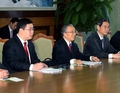 北朝鮮・平壌（Pyongyang）で、北朝鮮が韓国・延坪島（Yeonpyeong-do）を砲撃した後初めて北朝鮮の金正日（キム・ジョンイル、Kim Jong Il）総書記（フレーム外）と会談する中国の戴秉国（Dai Bingguo）国務委員（中央、2010年12月9日撮影）。(c)AFP/KNS-KCNA
