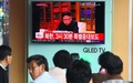 韓国ソウルの駅で、北朝鮮の弾道ミサイル発射実験に関する報道を放映するテレビを見る人たち（2017年7月4日撮影）。(c)AFP/JUNG Yeon-Je