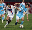 写真は、マルセイユのロリク・カナ（%%Lorik Cana%%）とボールを競るリヨンのミラン・バロス（%%Milan Baros%%、左）。(c)AFP/PHILIPPE MERLE