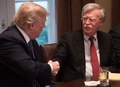 ホワイトハウスで開いた米軍幹部らとの会合で、就任したばかりのジョン・ボルトン大統領補佐官（国家安全保障問題担当、右）と握手するドナルド・トランプ大統領（2018年4月9日撮影）。(c)AFP PHOTO / NICHOLAS KAMM