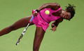 女子テニス、ソニー・エリクソン・チャンピオンシップ（%%Sony Ericsson Championships - Doha 2009%%）シングルス準決勝。大会第7シードのヴィーナス・ウィリアムス（%%Venus Williams%%、米国）は、大会第8シードのエレナ・ヤンコビッチ（%%Jelena Jankovic%%、セルビア）と対戦。ヴィーナスは5-7、6-3、6-4で勝利し、決勝に進出した。写真はサーブを放つヴィーナス・ウィリアムス。（2009年10月31日撮影）(c)AFP/KARIM JAAFAR