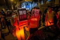 香港の警察署から黎智英（ジミー・ライ）氏が保釈されるのを受け、民主派の現地紙「蘋果日報（アップル・デーリー）」を掲げる支持者たち（2020年8月12日撮影）。(c)ISAAC LAWRENCE / AFP