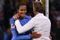 サッカー女子W杯オーストラリア・ニュージーランド大会、グループF、フランス対ブラジル。試合に勝利し、エルベ・ルナール監督（右）と喜ぶフランスのウェンディ・ルナール（2023年7月29日撮影）。(c)FRANCK FIFE / AFP
