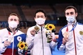 東京五輪、体操男子種目別跳馬決勝。ポーズをとる（左から）銀メダルを獲得したロシア五輪委員会のデニス・アブリャジン、金メダルを獲得した韓国の申在煥、銅メダルを獲得したアルメニアのアルトゥール・ダフチャン（2021年8月2日撮影）。(c)Jeff PACHOUD/ AFP