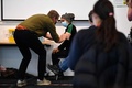 英ロンドン東部カナリーワーフで、新型コロナウイルスワクチン接種の講習会に参加し、講師を相手に実習に臨むボランティア（2021年1月30日撮影）。(c)JUSTIN TALLIS / AFP